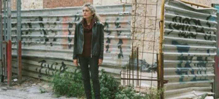 «Ο,τι δεν με σκοτώνει, με κάνει πιο δυνατή» – Η ανάρτηση της δικηγόρου που χτυπήθηκε από φωτοβολίδα στα Εξάρχεια